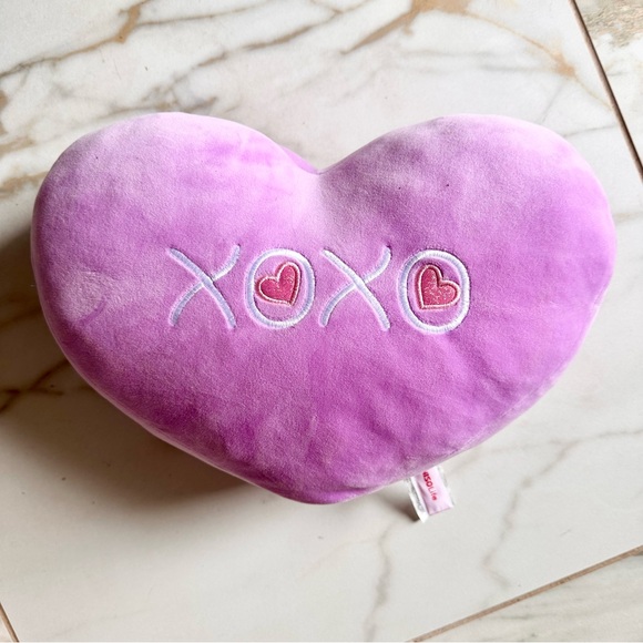 MINISO Cushy Soft xoxo Pillow - Picture 1 of 3